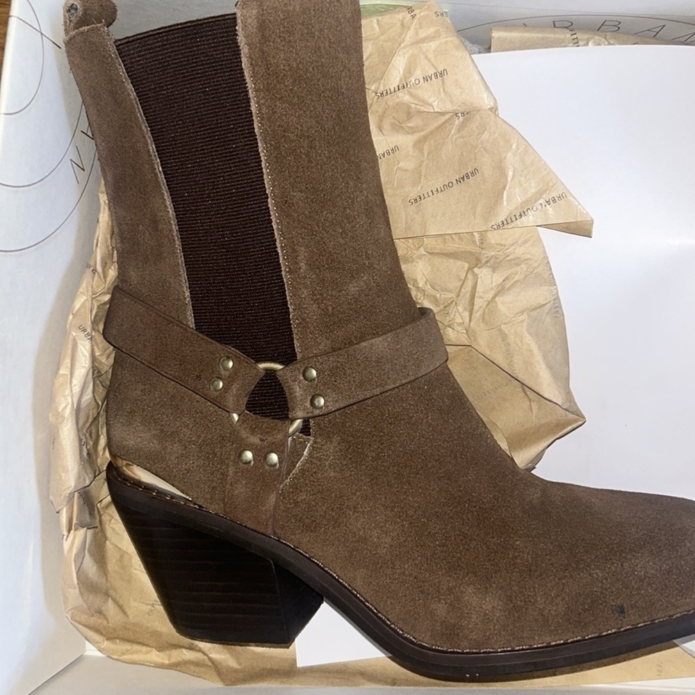 Brown suede boot
